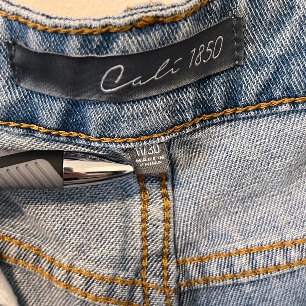 Cali 1850 Womens Distressed Denim Bermuda Shorts Light Wash Size 11/30 NWT
